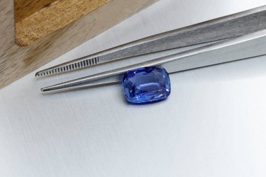 Gri arka planda cımbızla kaplı macro mineral işlemeli taş safir.