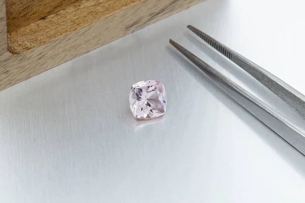 Makro Minerał Faceted Kamień Morganite Pęsetą Szarym Tle Zbliżenie — Zdjęcie stockowe