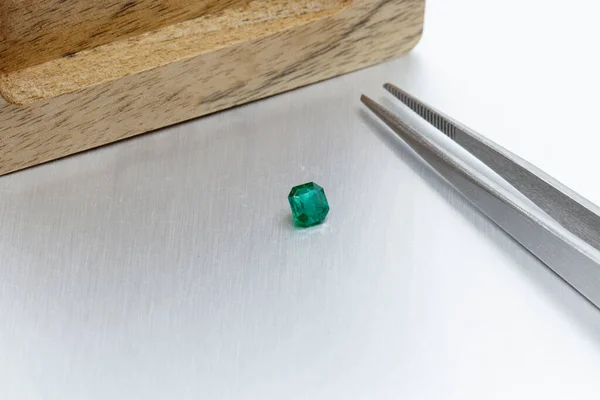 Makro Mineral Facetterad Sten Emeralds Grå Bakgrund Närbild — Stockfoto