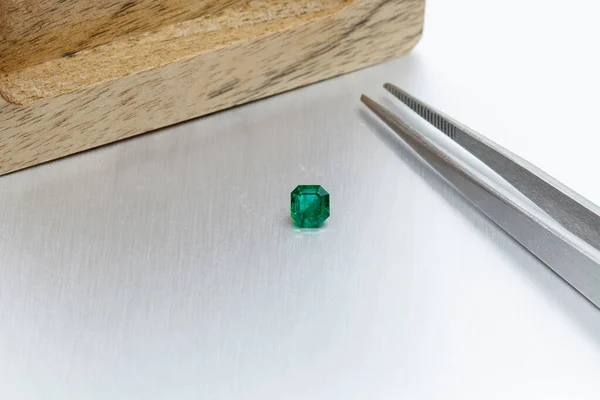 Macro Minerale Sfaccettato Smeraldi Pietra Sfondo Grigio Primo Piano — Foto Stock