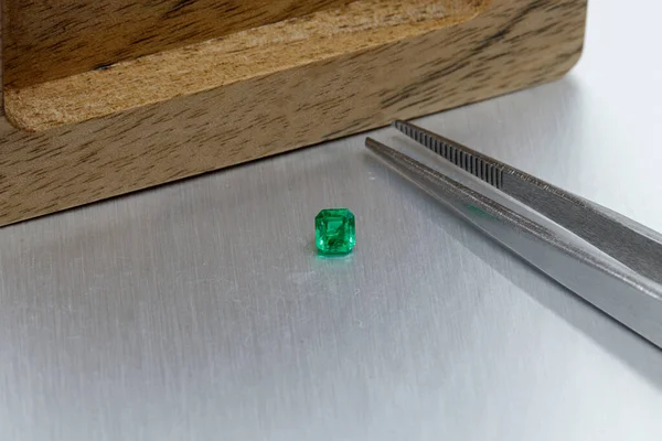 Makro Mineral Facetterad Sten Emeralds Grå Bakgrund Närbild — Stockfoto