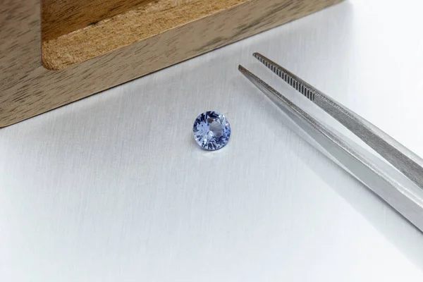 Macro Mineral Faceted Stone Sapphire Tweezers Gray Background Close — Stock Photo, Image