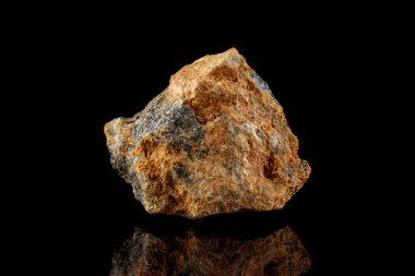 Siyah arkaplandaki makro taş minerali Chalcedony