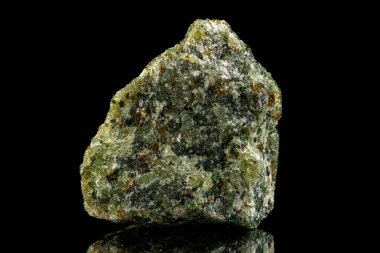 Siyah arka plan üzerinde makro taş mineral Chalcopyrite
