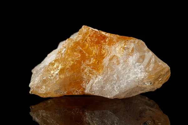 Siyah Arka Planda Makro Taş Mineral Sitrin — Stok fotoğraf