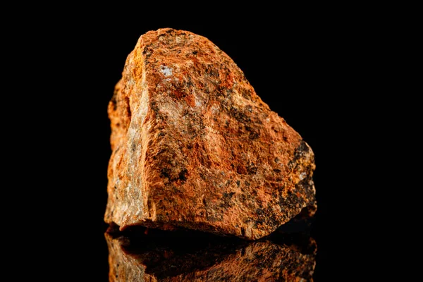 黒の背景の上のマクロストーン鉱物スファレライト — ストック写真