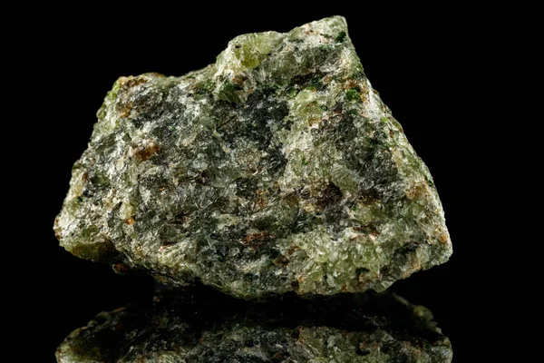 Makro Sten Mineral Chalcopyrit Svart Bakgrund Närbild — Stockfoto