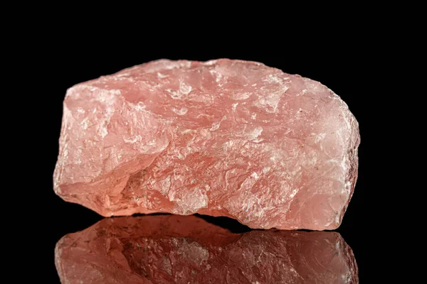 Makrostein Mineral Rosenquarz Auf Schwarzem Hintergrund Nahaufnahme — Stockfoto
