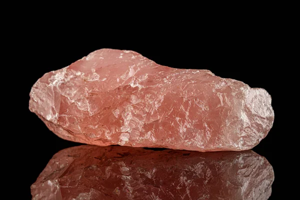 Macro Pietra Minerale Quarzo Rosa Sfondo Nero Primo Piano — Foto Stock