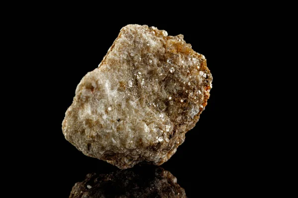 巨石矿物阿尔比特在黑色背景的特写 — 图库照片