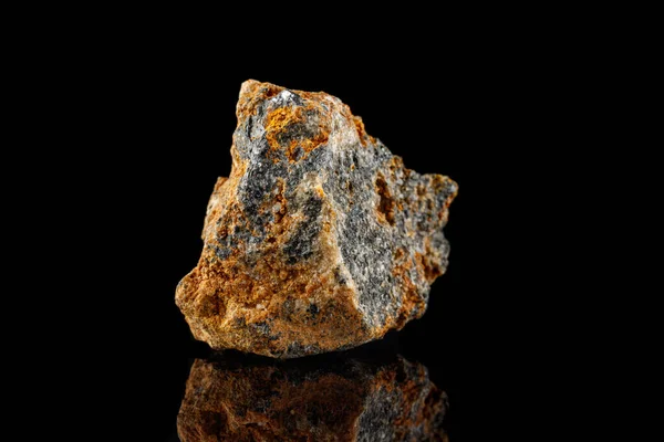 黑色背景特写上的巨石矿物石材 — 图库照片