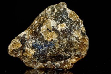 Siyah arka plan üzerinde makro mineral taş labradorit