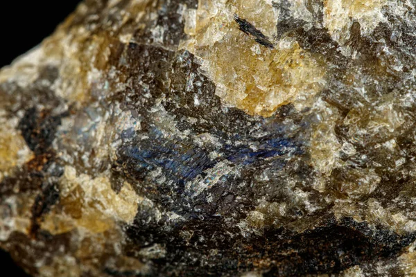 Makro Mineralstein Labradorit Auf Schwarzem Hintergrund Nahaufnahme — Stockfoto