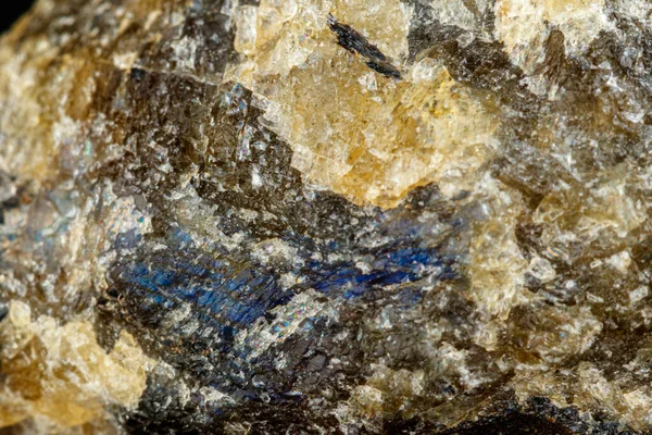 Makro Mineralstein Labradorit Auf Schwarzem Hintergrund Nahaufnahme — Stockfoto