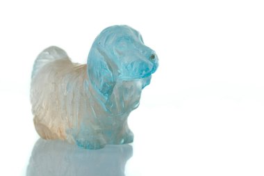 Beyaz arka planda mineral topaz 'dan güzel bir köpek heykeli.