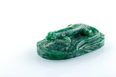 Beyaz arka planda, Malachite 'den güzel bir kertenkele semenderi heykeli.