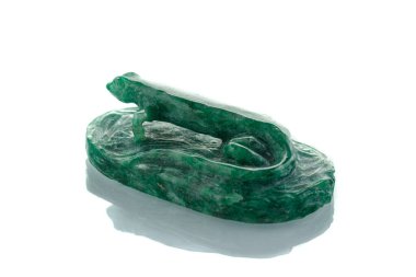 Beyaz arka planda, Malachite 'den güzel bir kertenkele semenderi heykeli.