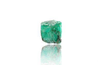 Makro mineral taşı zümrüt beyaz arka plan yakın plan
