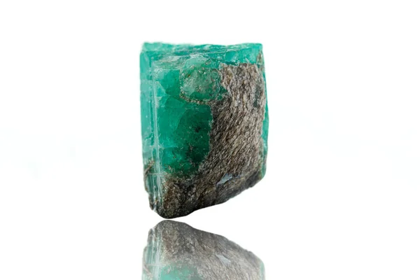 Batu Emerald Mineral Makro Pada Latar Belakang Putih Close — Stok Foto