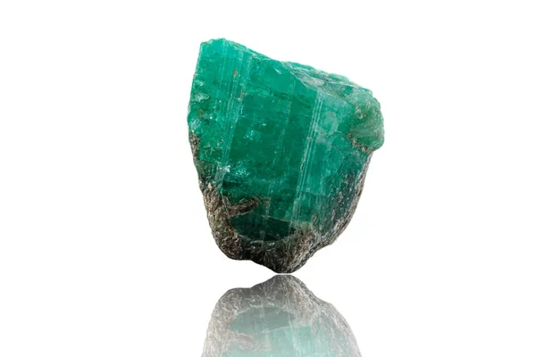Macro Minerale Steen Smaragd Een Witte Achtergrond Close — Stockfoto