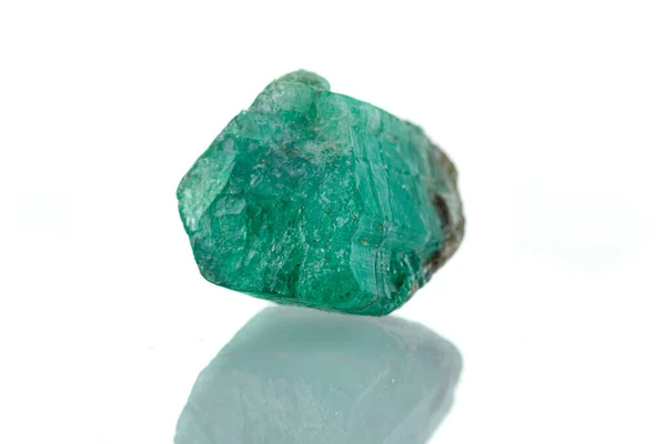 Makro Minerální Kámen Smaragd Bílém Pozadí Zblízka — Stock fotografie