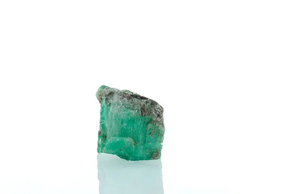 Batu Emerald Mineral Makro Pada Latar Belakang Putih Close — Stok Foto