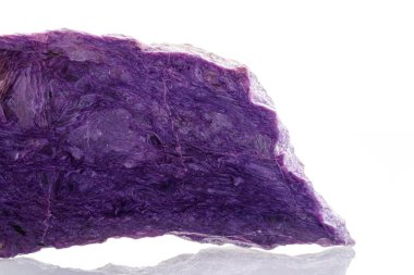beyaz arka planda makro mineral taşı karoiti