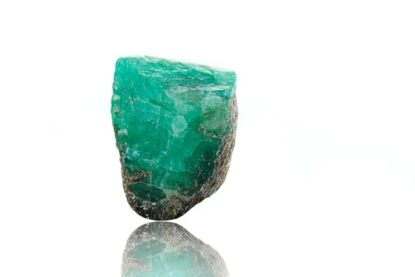 Makro Mineral Sten Smaragd Vit Bakgrund Närbild — Stockfoto