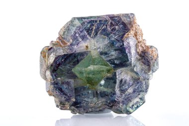 Beyaz arka plan üzerinde makro mineral taş florit