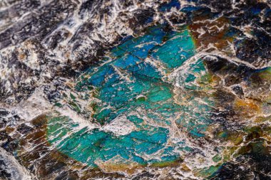 Beyaz arka planda, makro mineral taşından labradorit.