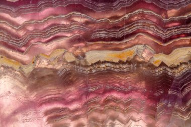 Beyaz arka plan üzerinde makro mineral taş florit