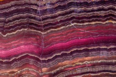 Beyaz arka plan üzerinde makro mineral taş florit