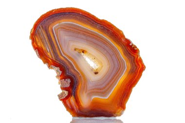 Beyaz arkaplanda makro mineral taşı akortlu
