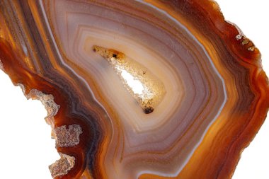 Beyaz arkaplanda makro mineral taşı akortlu
