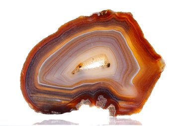 Beyaz arkaplanda makro mineral taşı akortlu