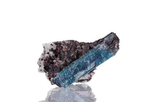 Beyaz Arka Plan Üzerinde Makro Mineral Taşı Kyanite — Stok fotoğraf