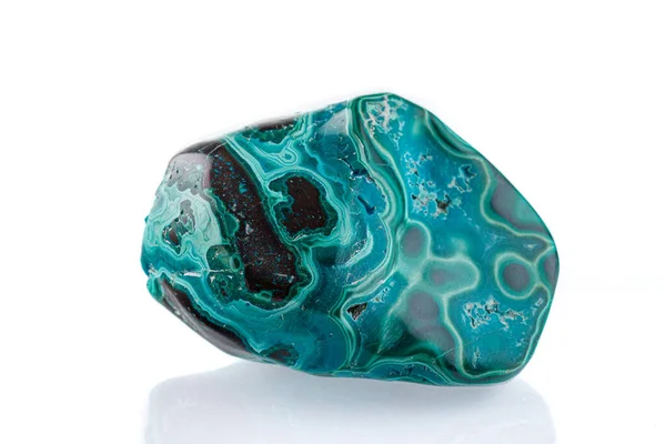 Beyaz arka planda, makro mineral taşı chrysocolla