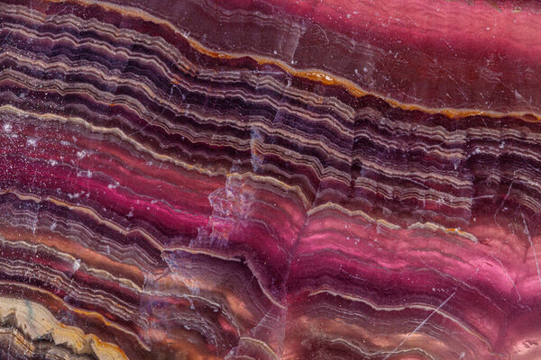 флюорит из минерального камня на белом фоне крупным планом