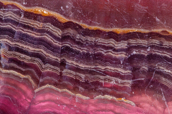 флюорит из минерального камня на белом фоне крупным планом