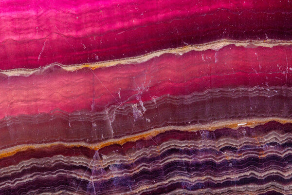 флюорит из минерального камня на белом фоне крупным планом