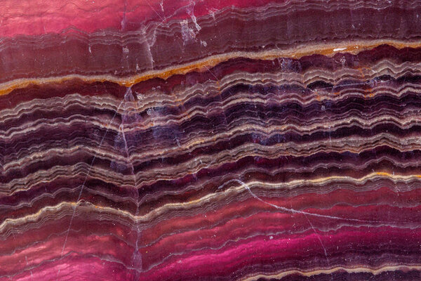 флюорит из минерального камня на белом фоне крупным планом