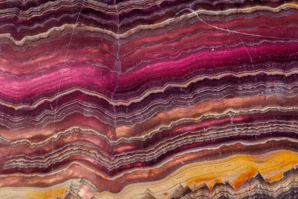 флюорит из минерального камня на белом фоне крупным планом