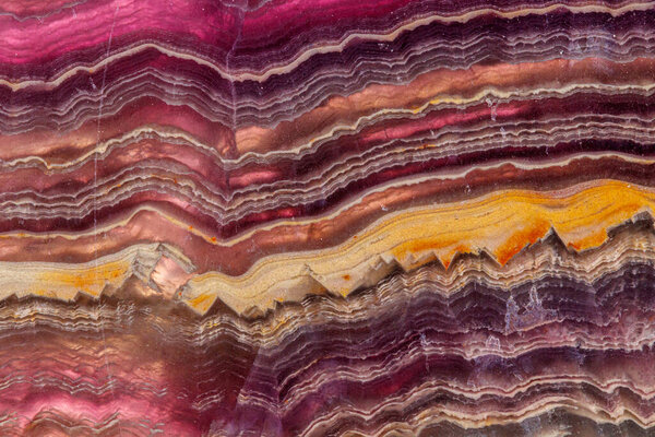 флюорит из минерального камня на белом фоне крупным планом