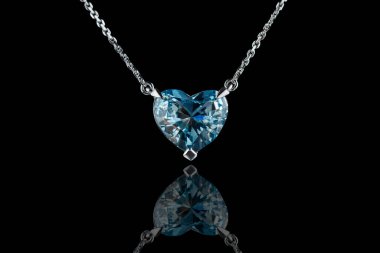 Aquamarine 'li güzel kolye. Siyah arka planda altın bir zincir. Yakın plan.