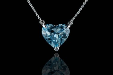 Aquamarine 'li güzel kolye. Siyah arka planda altın bir zincir. Yakın plan.