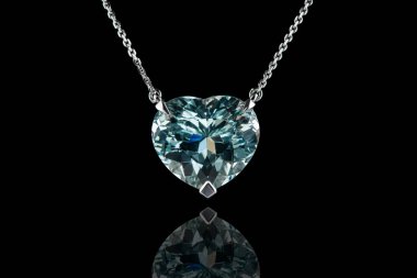 Aquamarine 'li güzel kolye. Siyah arka planda altın bir zincir. Yakın plan.