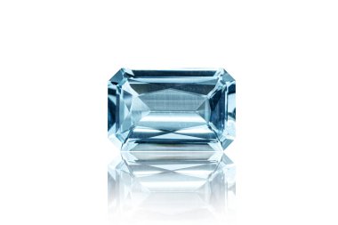 Makro taş mineral kaplı beyaz arka planda akuamarin.