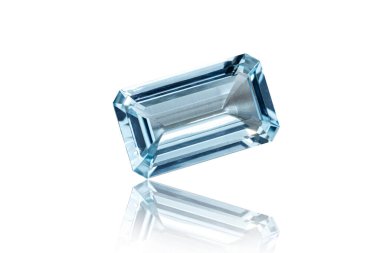 Makro taş mineral kaplı beyaz arka planda akuamarin.