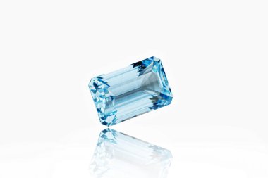 Makro taş mineral kaplı beyaz arka planda akuamarin.