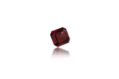 Beyaz arka planda makro taş mineral Garnet.